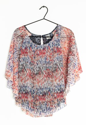 Haut léger et fluide à motif abstrait multicolore, comprenant des tons rouges, bleus et gris. Manches courtes avec encolure arrondie et coupe ample.