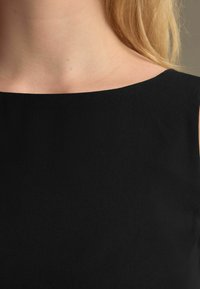 Czarna sukienka bez rękawów z szerokim dekoltem i gładką fakturą, charakteryzująca się minimalną liczbą szwów i klasyczną sylwetką.