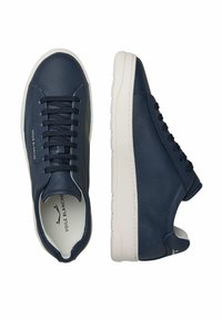 Sneakers in pelle blu navy con finitura testurizzata, suola in gomma bianca, lacci a contrasto e logo del marchio in sottile rilievo sul lato.