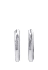 Boucles d'oreilles en argent en forme de cercle avec une finition lisse et polie. Design arrondi, épaisseur moyenne et forme uniforme. Pas de motifs ni d'accents.