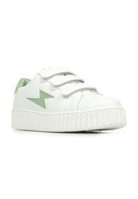 Sneaker bianco in pelle con accenti verdi, straps in velcro, suola bianca texturizzata e un distintivo design a fulmine sui lati.