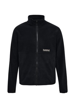 Sort fleece-jakke med høj krave, lynlås i fuld længde, to sidelommer og et lille logo på brystet. Blød tekstur og afslappet design.