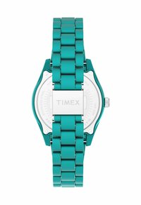 Turkusowy metalowy zegarek na rękę z ogniwami bransolety, okrągłą kopertą i stalowym tyłem, na którym widnieje napis "TIMEX". Biała tarcza widoczna przez kopertę.