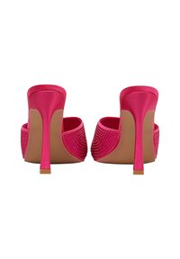 Mule fucsia in satin con tacco a stiletto, dettagli in cristallo e design con schiena aperta. Texture liscia e suola solida.