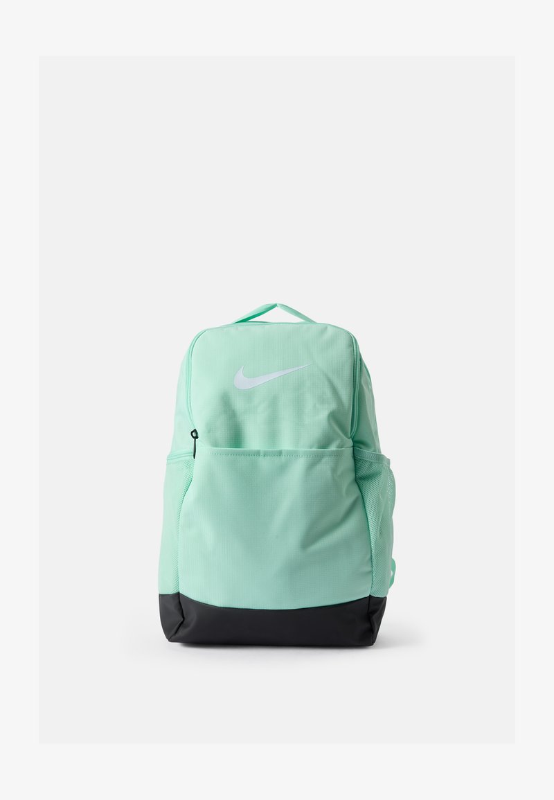 Nike-ryggsäck i mintgrön tyg med svart bas, med en framträdande vit logotyp, dragkedjefack, sidofickor i nät och justerbara remmar.