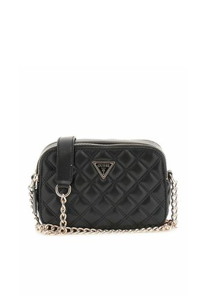 Sac bandoulière noir matelassé avec une chaîne dorée et le logo Guess sur le devant, fermeture éclair sur le dessus.