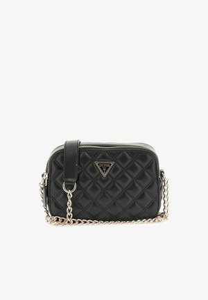 Borsa a tracolla trapuntata nera con cinghia a catena dorata e logo Guess sul davanti, chiusura a cerniera sulla parte superiore.