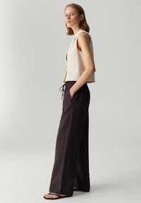 OPUS PANTS MID RISE LONG WIDE FIT - Broek - midnight brown