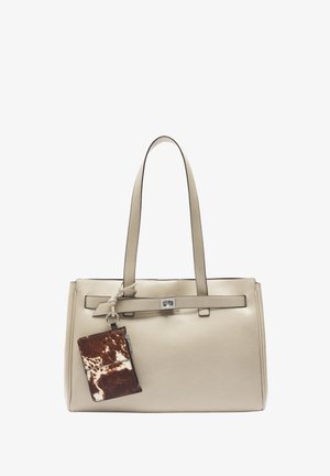 Beżowa skórzana torebka z dwoma uchwytami i przymocowaną z przodu po lewej stronie torebką w brązowo-białą skórę w krowie plamy.