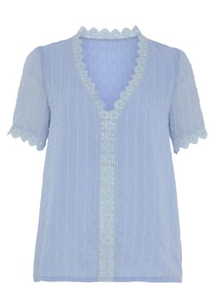 Blouse bleu clair à manches courtes avec un col en V, bordure en dentelle festonnée, tissu texturé avec des points surélevés et un panneau central en dentelle.