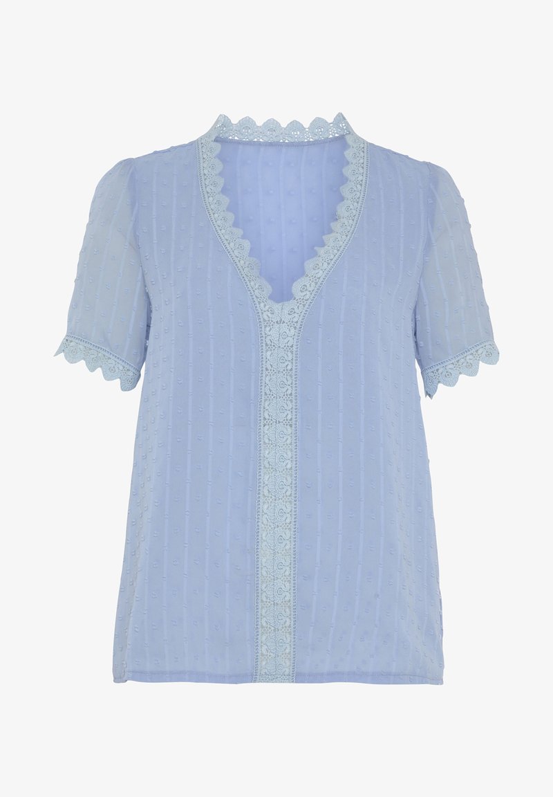 Blusa azzurra chiara a maniche corte con scollatura a V, bordo in pizzo scalloppato, tessuto texturizzato con punti in rilievo e un pannello centrale in pizzo.