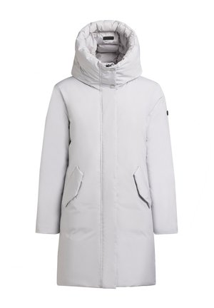 Abrigo acolchado largo de color gris claro con cuello alto y capucha, con dos bolsillos delanteros y una textura suave y acolchada.