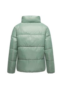 Vadderad jacka i dämpad grön med hög krage, med en slät, glänsande yta och horisontella quiltade sömmar. Inga synliga knäppningar.