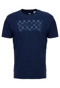 Tmavě modré bavlněné tričko s velkým šedým kostkovaným logem Levi’s na přední straně, standardní kulatý výstřih a krátké rukávy.