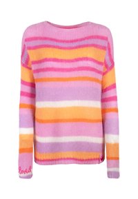 Gestreifter Pullover in mehreren Farben mit rundem Ausschnitt, der in den Farbtönen Pink, Orange und Lila gehalten ist, aus weichem Strickstoff gefertigt. "Geliebt" ist in Pink gestickt.