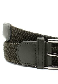 Cintura elasticizzata verde intrecciata con accentuazioni in pelle e una fibbia argentata, caratterizzata da un design tessuto texturizzato.