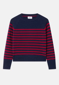 Tummansininen neulepusero, jossa on punaisia vaakaraitoja, pyöreä kaula-aukko ja pitkät raglan-hihat. Valmistettu pehmeästä, tekstuuripinnoitteisesta kankaasta. Yksinkertainen, lyhyt malli.