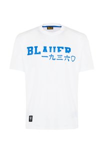 T-shirt bianca in cotone con stampa blu "BLAUER" e simboli in un design grafico, colletto rotondo e una toppa logo in basso a sinistra.