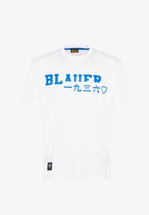 T-shirt bianca in cotone con stampa blu "BLAUER" e simboli in un design grafico, colletto rotondo e una toppa logo in basso a sinistra.