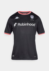 Camiseta negra de manga corta, con detalles rojos en el cuello y las mangas, que presenta un logotipo en el pecho y texto de patrocinador en blanco.