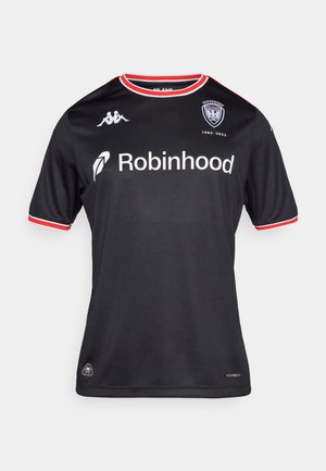 Svart tröja med korta ärmar, röda detaljer på kragen och ärmarna, med en logotyp på bröstet och sponsortext i vitt.