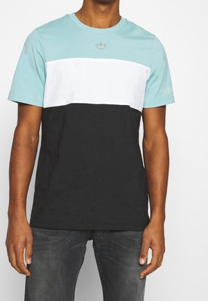 Męska koszulka z kolorowym blokiem w odcieniach aqua, białym i czarnym, wykonana z bawełny, z okrągłym dekoltem i haftowanym logo.