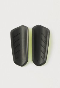 Μαύρος πλαστικός προστατευτικός εξοπλισμός με υφή για καλύτερη λαβή, με ξεκάθαρες ενδείξεις για αριστερό (L) και δεξί (R) και κωνικό σχεδιασμό.