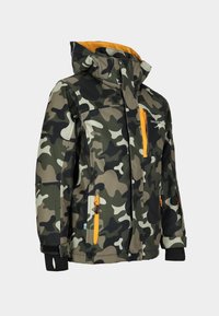 Kamouflage-mönstrad huva-jacka med orange dragkedjesmycken, bröstficka och justerbara handledsfickor, designad för utomhusbruk.