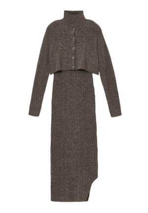 Pletené šaty s rolákem a zkrácenou vrchní vrstvou ve tmavě šedé barvě. Mají žebrovanou texturu a zapínání na knoflíky vpředu. Asymetrický lem.