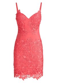 Robe en dentelle corail au silhouette ajustée, ornée de motifs floraux et dotée de bretelles spaghetti réglables, s'arrêtant au-dessus du genou.