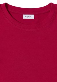 Vaaleanpunainen ribbipaita pyöreällä kaula-aukoilla ja "CECI"-merkinnällä kauluksessa. Sileä rakenne, istuva muotoilu.