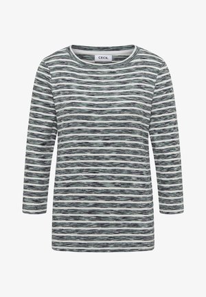 Camiseta de manga larga con cuello redondo, que presenta un tejido texturizado en rayas de diferentes tonos de verde oscuro, verde claro y blanco. Etiqueta de la marca visible.