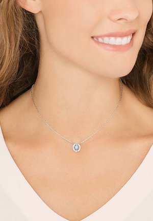 Collana d'argento con un pendant centrale circolare, decorato con una pietra azzurro chiaro circondata da un gruppo di pietre più piccole.