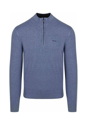 Lichtblauwe lange mouwen trui met een hoge kraag en een ritssluiting van een kwart lengte. Heeft een subtiele textuur en een klein zwart logo op de borst.