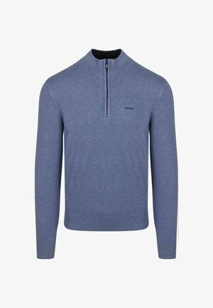 Pull en molleton bleu clair à manches longues avec un col montant et une fermeture éclair d'un quart de longueur. Présente une texture subtile et un petit logo noir sur la poitrine.
