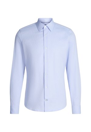 Chemise bleu clair à manches longues avec une texture subtile, col standard, et ouverture boutonnée à l'avant. Comprend des boutons blancs et des poignets avec détails boutonnés.