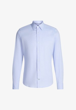 Jasnoniebieska koszula z długim rękawem o subtelnej fakturze, ze standardowym kołnierzykiem i zapinana na guziki z przodu. Posiada białe guziki oraz mankiety ozdobione guzikami.