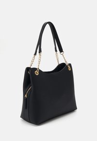 Borsa a mano in pelle nera con superficie testurizzata, dotata di dettagli in metallo dorato e una tasca con zip su un lato. Due manici robusti.