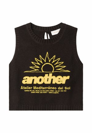Schwarzes gestricktes ärmelloses Top mit gelber Sonnen-Grafik und dem Text „another Atelier Mediterráneo del Sol“ auf der Vorderseite.