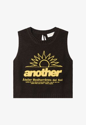 Schwarzes gestricktes ärmelloses Top mit gelber Sonnen-Grafik und dem Text „another Atelier Mediterráneo del Sol“ auf der Vorderseite.