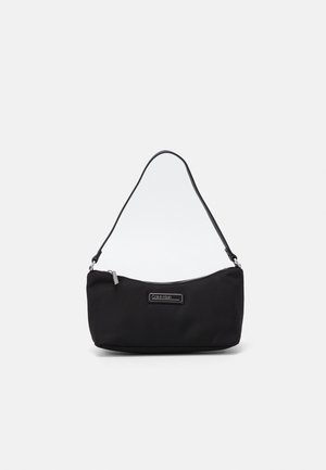 Bolso de hombro negro Calvin Klein con cierre de cremallera y una sola correa, forma rectangular, diseño minimalista sobre fondo blanco.