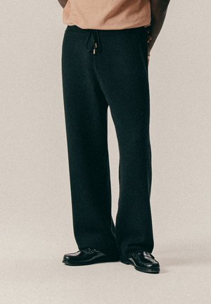 - Spodnie treningowe