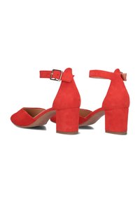 Rode suède blokhak schoenen met enkelriemen, afgeronde neusstijl en een gladde textuur. Gespdetail op de riemen.