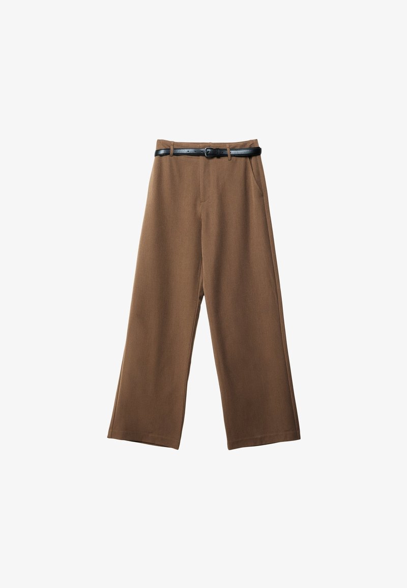 Rjavi široki hlače z gladko teksturo, ki imajo črn pas, dva sprednja žepa in prilagojen dizajn.
