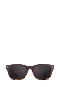 Occhiali da sole marroni e tartarugati con lenti scure. Design della montatura angolare, featuring dettagli in metallo sulla parte frontale e sui lati.