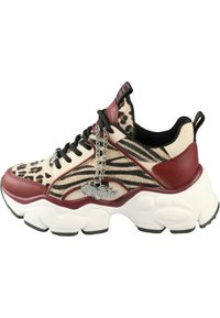 Chunky sneakers med et beige og brunt dyremønster, røde skinnakkenter, svarte snørebånd og en sølvcharms festet på siden.