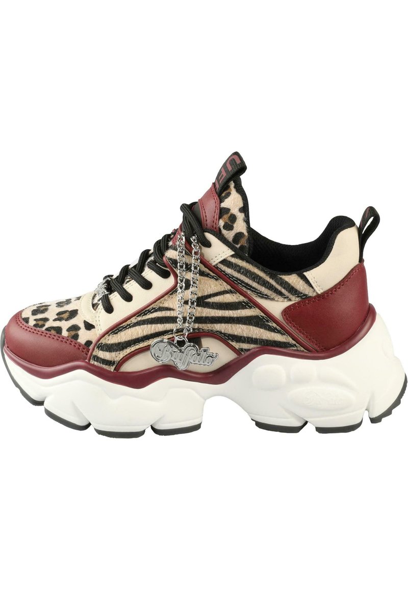 Chunky sneakers med et beige og brunt dyremønster, røde skinnakkenter, svarte snørebånd og en sølvcharms festet på siden.