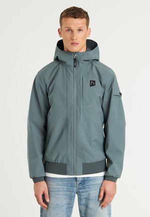Veste imperméable grise avec capuche, fermeture éclair à l'avant, poches latérales, poignets élastiques et un écusson logo sur la poitrine. Conception légère et durable.