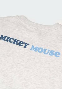 Felpa grigia con il testo "MICKEY MOUSE" in blu scuro e blu chiaro, con scollatura a girocollo e materiale morbido e texturizzato.