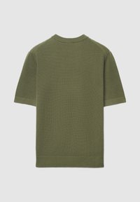 Pull tricot à manches courtes, vert olive, avec un motif texturé, col rond côtelé et ourlet droit. Aucune étiquette ou ornement visible.